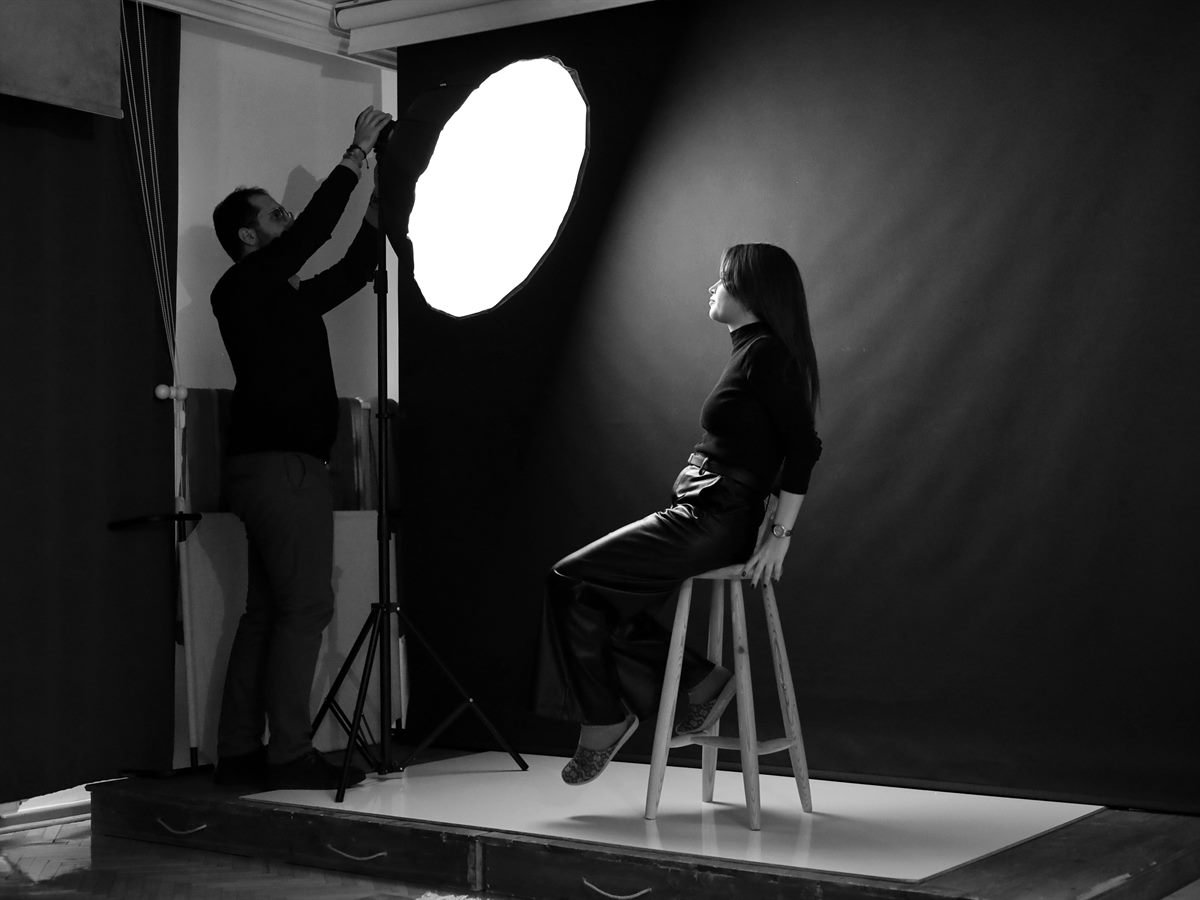 Sesión de fotos en estudio con iluminación profesional
