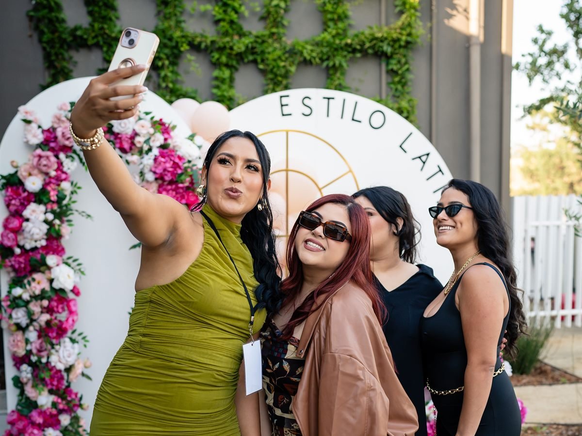 Invitadas haciéndose un selfie en el photocall de un evento
