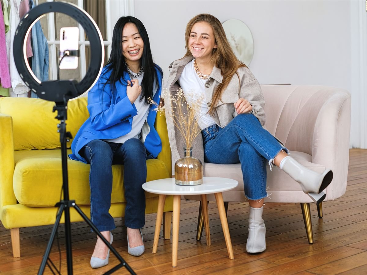 Dos creadoras de contenido grabando con un aro de luz