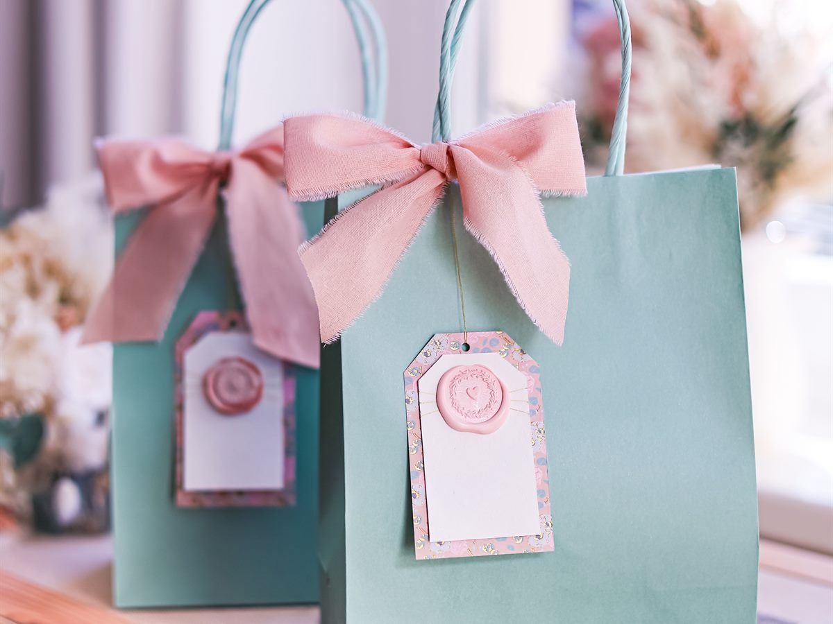 Bolsas de regalo con lazo y etiqueta de marca